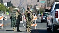 Anggota Garda Nasional menjaga pos pemeriksaan di Altadena, California. Presiden AS Donald Trump mengirimkan lebih banyak pasukan untuk membantu mengamankan perbatasan selatan AS dengan Meksiko. 