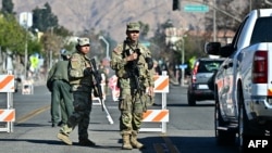 Anggota Garda Nasional menjaga pos pemeriksaan di Altadena, California. Presiden AS Donald Trump mengirimkan lebih banyak pasukan untuk membantu mengamankan perbatasan selatan AS dengan Meksiko. 