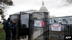 Anggota kepolisian Gedung Capitol berdiri di dekat gerbang masuk gedung tersebut yang dipagari, di Washington, pada 2 Januari 2025. (Foto: AFP/Roberto Schmidt)