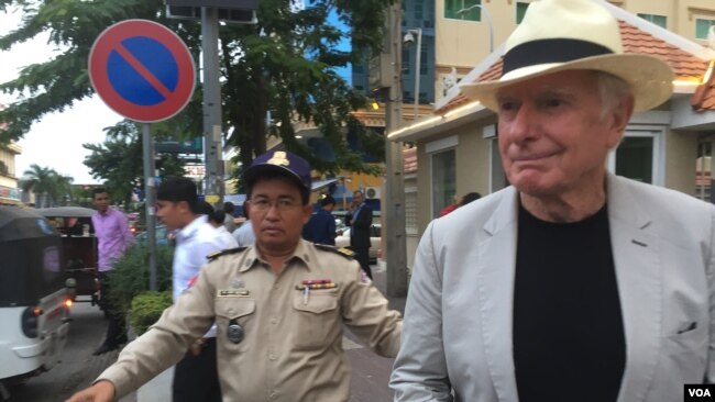 លោក Peter Weir អ្នកផលិតកុននាំមុខរបស់អូស្រ្តាលីបានមកបង្ហាញខ្លួននៅសាលាដំបូងរាជធានីភ្នំពេញ ក្នុងនាមសាក្សីឲ្យលោក James Ricketson កាលពីថ្ងៃទី១៦ ខែសីហា ឆ្នាំ២០១៨។ (ហ៊ុល រស្មី/VOA)
