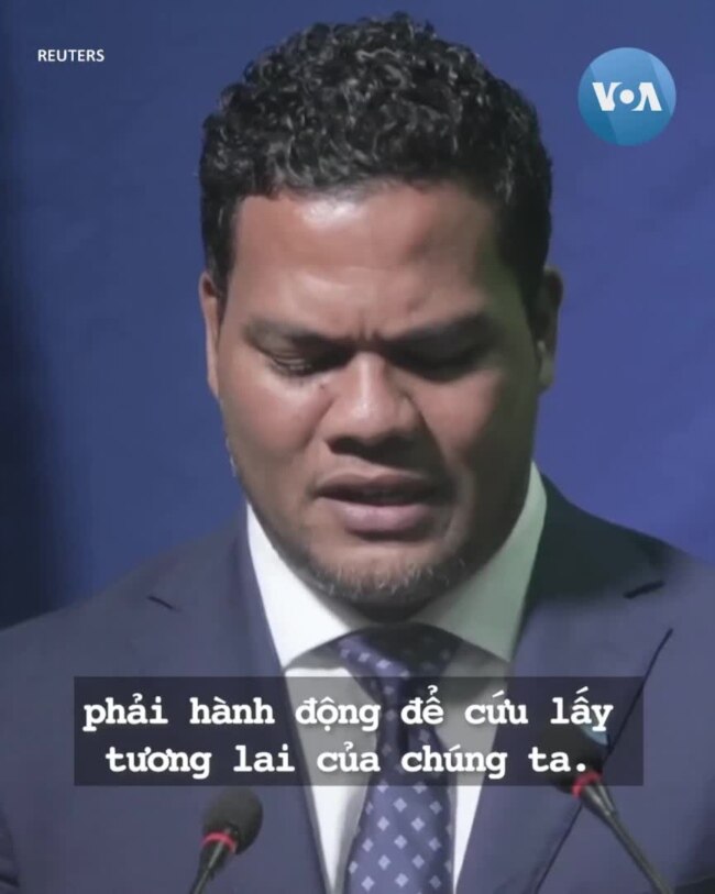 Ngoại trưởng Tuvalu gây sốt với bài phát biểu dưới biển