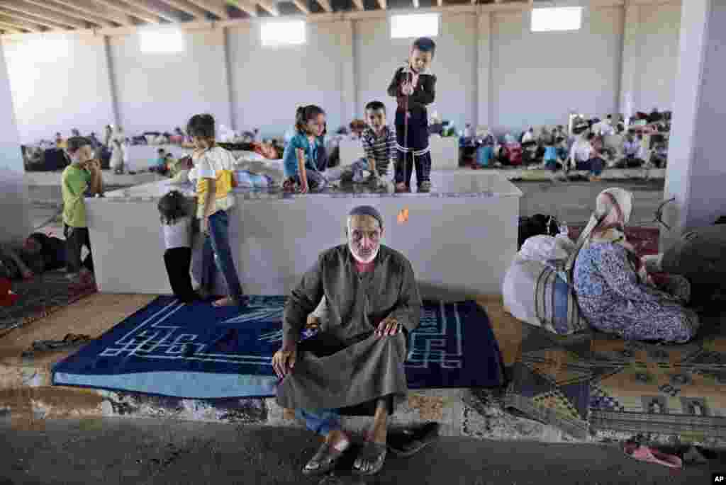 Seorang pria tua Suriah berlindung di tempat penampungan di perbatasan Bab Al-Salameh, berharap dapat menyeberang ke kamp pengungsi di Turki, dekat kota Azaz di Suriah (23/8).