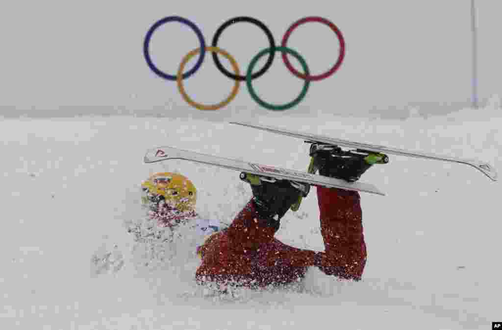 Atlit Rusia Ilya Burov jatuh setelah mendarat dalam ski gaya bebas pria di Rosa Khutor Extreme Park, pada Olimpiade Musim Dingin 2014 di Krasnaya Polyana, Rusia.