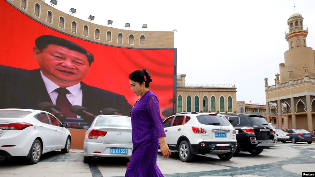 资料照片：新疆喀什的主要广场显示中共领导人习近平的巨大屏幕。(2018年9月6日)(photo:VOA)