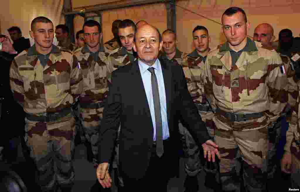Le ministre fran&ccedil;ais de la D&eacute;fense, Jean-Yves Le Drian (au milieu), en compagnie de soldats fran&ccedil;ais s&#39;appr&ecirc;tant &agrave; quitter la base de Miramas, dans le Sud de la France,&agrave; destination du Mali.&nbsp; 