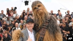 El director Ron Howard, (izquierda) posa junto a una persona con el disfraz del personaje Chewbacca durante una sesión de fotos de 'Solo: A Star Wars Story' en el 71 Festival de Cannes, Francia, el 15 de mayo de 2018. 