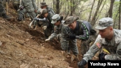 한국 육군 제50보병사단과 미군 19지원사령부 장병들이 지난달 23일 '다부동 전투' 6·25 격전지인 경북 칠곡군 동명면 487고지에서 합동 전사자 유해 발굴 작업을 벌이고 있다. (자료사진)