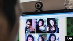Seorang pria melihat-lihat foto bintang porno Jepang Maria Ozawa di sebuah warnet di Jakarta. (Foto: Dok)
