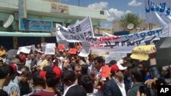 Egyptian protesters clash with security forces near Tahrir square, in Cairo, Egypt, November 28, 2012.