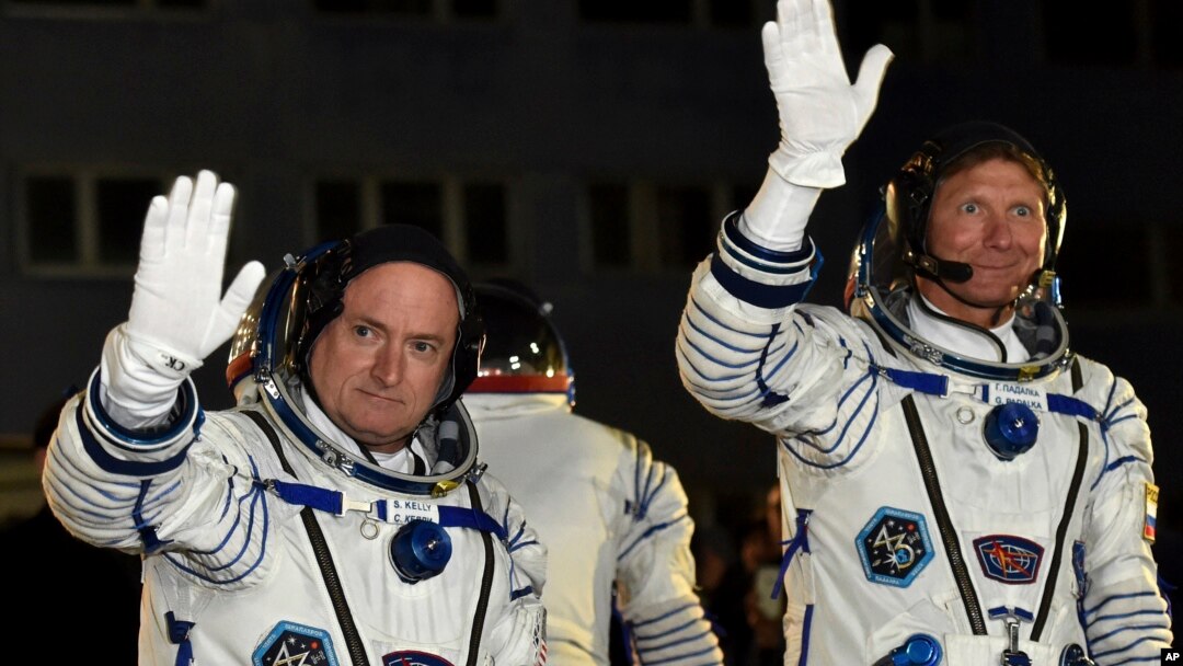 Astronot AS Scott (kiri) dan kosmonot Rusia, Gennady Padalka sebelum berangkat menuju ISS (foto: dok). Padalka mencatat rekor 879 hari berada di antariksa, setelah menyelesaikan misinya yang kelima selama 168 hari. 