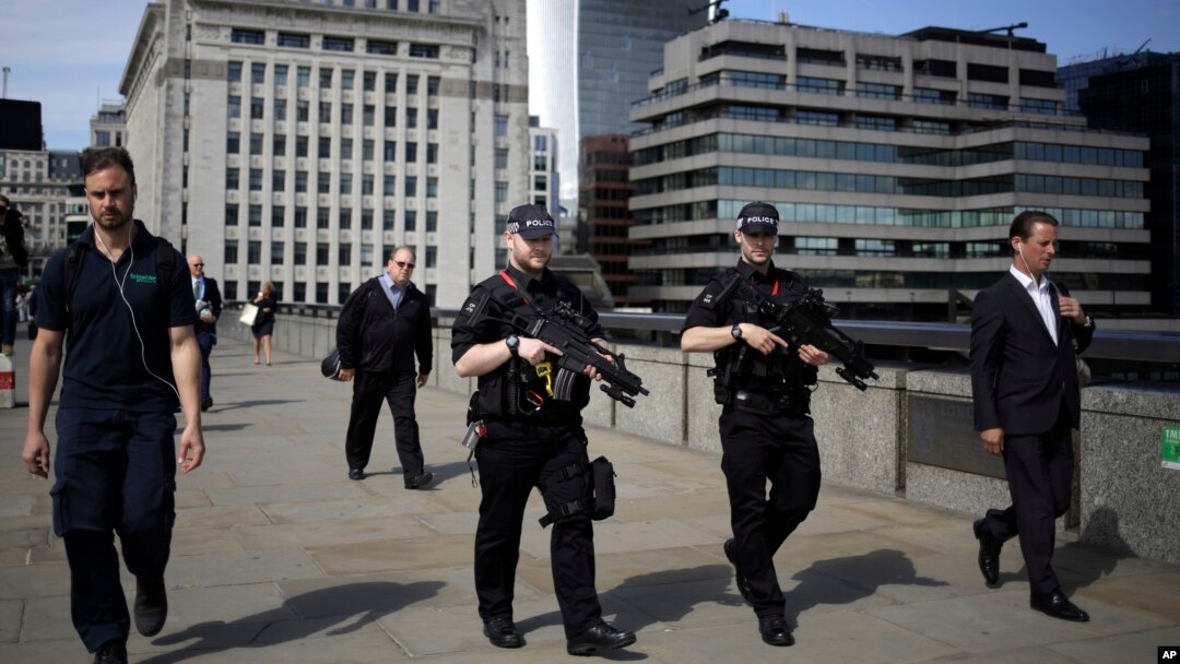 Polisi bersenjata melakukan patroli di jembatan London hari Rabu (7/6). 