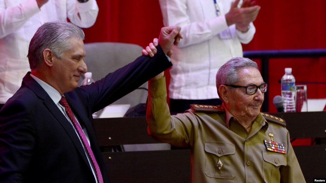 Serah terima jabatan Pemimpin Komite Sentral Partai kepada Presiden Diaz Canel (kiri) oleh Raul Castro, 19 April 2021 (Reuters)