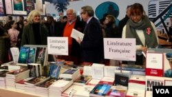 The Paris book fair opens up to other nations but is a key vehicle to champion French literature. (L. Bryant / VOA)