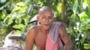លោក អ៊ុត ចក់ អាយុ​៥៨ឆ្នាំ​ ជា​ប្រជាពលរដ្ឋ​រស់​នៅ​ក្នុង​សង្កាត់​ជ្រាវ ក្រុងសៀមរាប ដែល​កំពុង​ប្រើប្រាស់ភ្លើង​ឯកជន។ (ស៊ុន ណារិន/VOA)