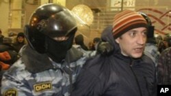 극우민족주의자들을 검거하는 러시아 경찰들