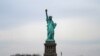 Patung Liberty difoto dari Staten Island Ferry di tengah pandemi COVID-19 di New York City, New York, AS, 16 Maret 2021. (REUTERS/Carlo Allegri)