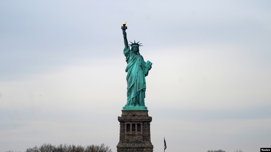 Patung Liberty difoto dari Staten Island Ferry di tengah pandemi COVID-19 di New York City, New York, AS, 16 Maret 2021. (REUTERS/Carlo Allegri)