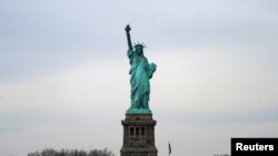 Patung Liberty difoto dari Staten Island Ferry di tengah pandemi COVID-19 di New York City, New York, AS, 16 Maret 2021. (REUTERS/Carlo Allegri)