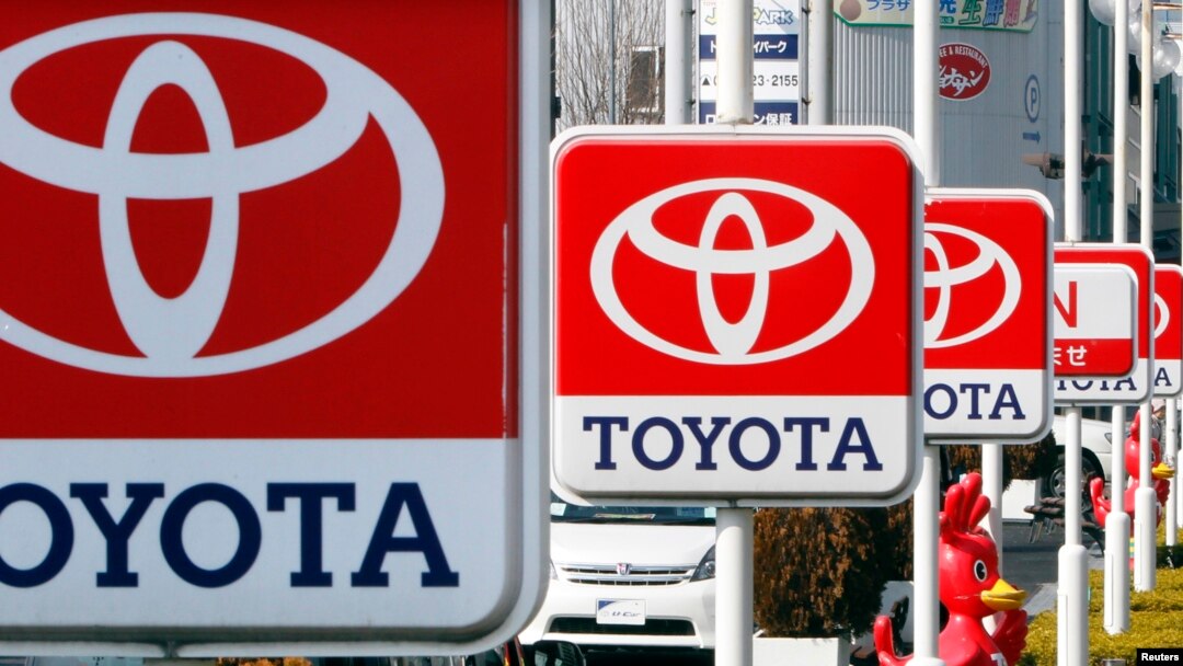 Logo Toyota Motor di sebuah dealer Toyota di Yokohama, Tokyo selatan (Foto: dok).