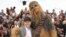 El director Ron Howard, (izquierda) posa junto a una persona con el disfraz del personaje Chewbacca durante una sesión de fotos de 'Solo: A Star Wars Story' en el 71 Festival de Cannes, Francia, el 15 de mayo de 2018. 