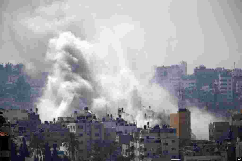 Asap dari serangan Israel membumbung di atas Gaza City, 28 Juli 2014.