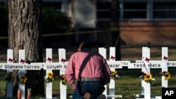 Cruces en Uvalde, Texas, recuerdan a los niños y las maestras asesinadas el martes 24 de mayo de 2022 en un tiroteo masivo.