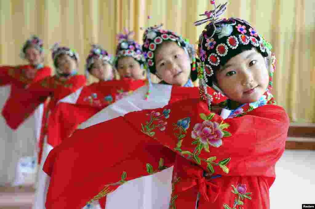 Murid-murid TK berlatih dalam&nbsp; kelas Opera Peking di Liaocheng, Provinsi Shandong, China.