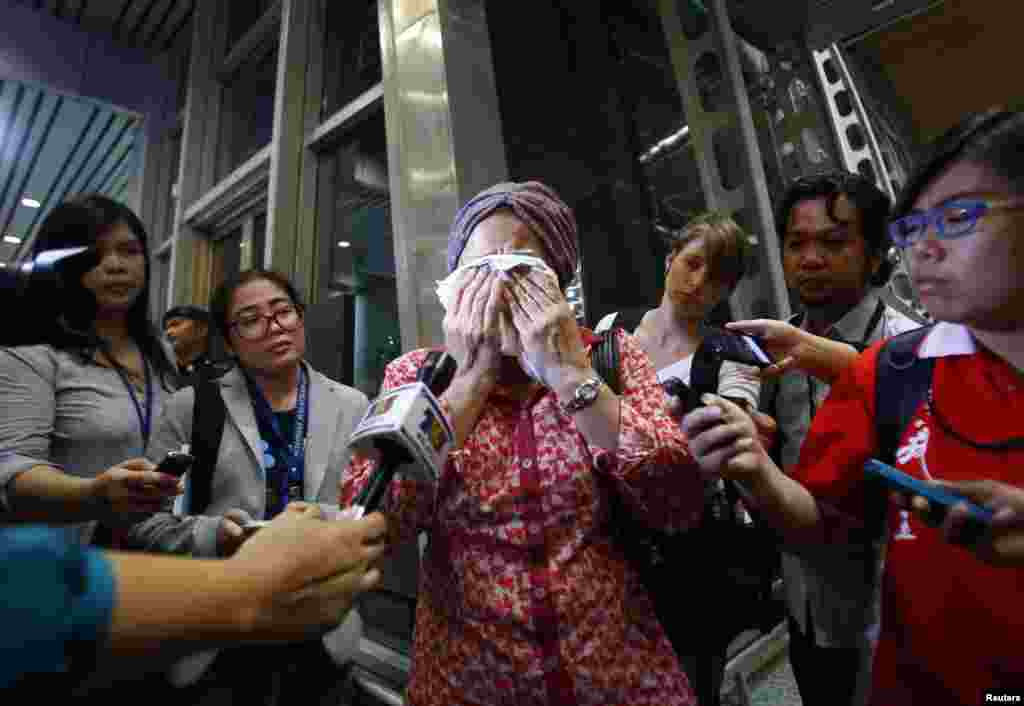 Một người phụ nữ nói có người thân trên chuyến bay Malaysia Airlines MH-17 khóc khi đợi tin về chiếc máy bay bị rơi, tại sân bay quốc tế Kuala Lumpur ở Sepang. Chiếc máy bay Boeing 777 của Malaysia bị bắn hạ ở phía đông Ukraine, giết chết tất cả 295 người trên máy bay.