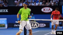 Rafael Nadal merayakan kemenangan atas Roger Federer dalam semi-final Australia Terbuka di Melbourne (26/1).