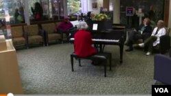 卡琳羅斯已經連續20年每周五在華盛頓西布利醫院大廳彈奏鋼琴。