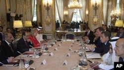French President Nicolas Sarkozy, third from right, addresses members of the Libya Contact Group during a meeting at the Elysee Palace in Paris, Sept 1, 2011.