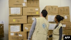 지난 4월 에티오피아 아디스아바바에서 세계식량계획(WFP) 관계자들이 지원용 개인보호용품을 점검하고 있다.