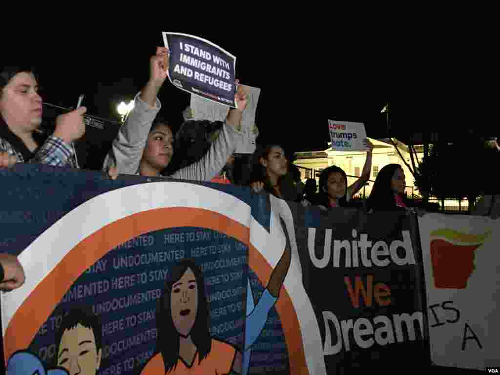 Para demonstran anti-Trump berseru &quot;Donald Trump harus turun&quot; saat mereka berkumpul di dekat Gedung Putih di Washington, D.C. (10/11). (VOA/Jesusemen Oni)