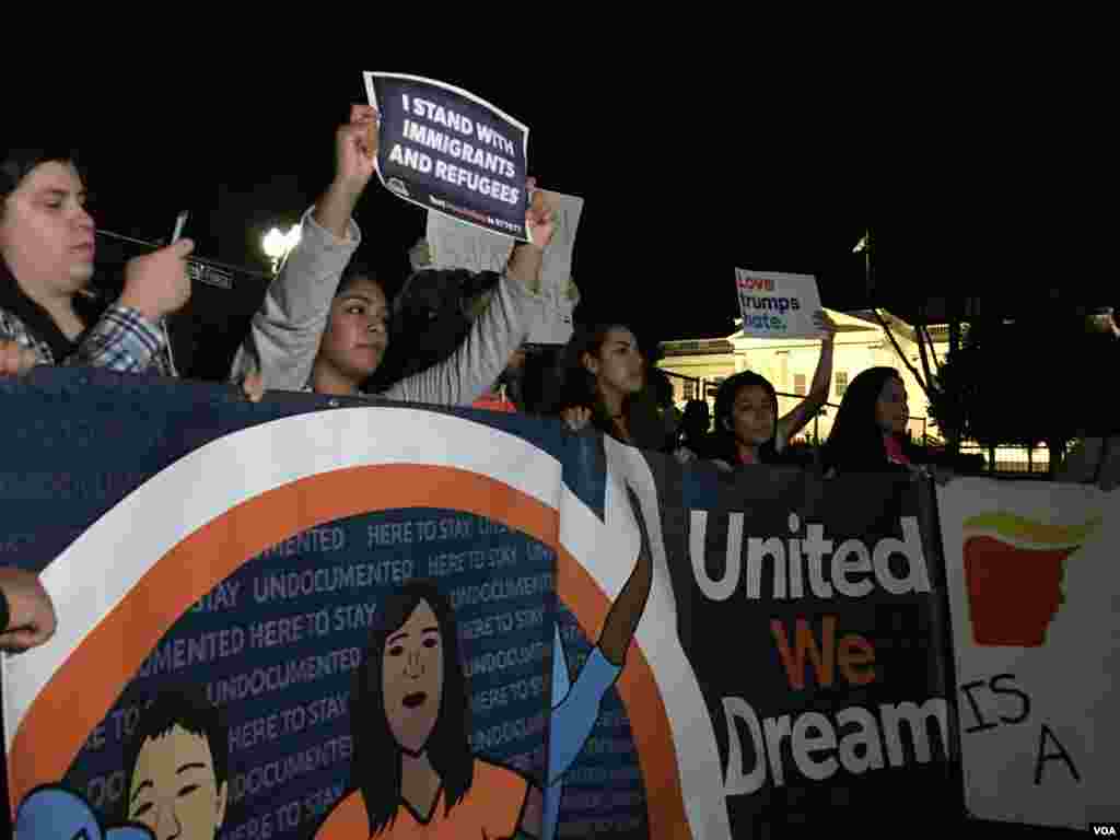 Anti-Trump protesters chanted, “Donald Trump has got to go” as they gathered near the White House in Washington, D.C., Nov. 10, 2016. (Jesusemen Oni/VOA)