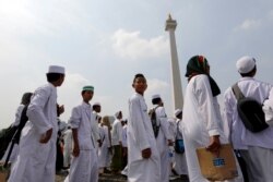 Para peserta reuni 212 berjalan menuju Monas, Jakarta, 2 Desember 2019. (Foto: dok).