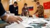 俄罗斯圣彼得堡一个投票站的工作人员2020年7月1日在点算修宪投票结果（路透社）
