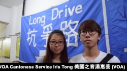 參觀《其後：雨傘運動中的物件》展覽的香港學生劉同學(左)及陳同學