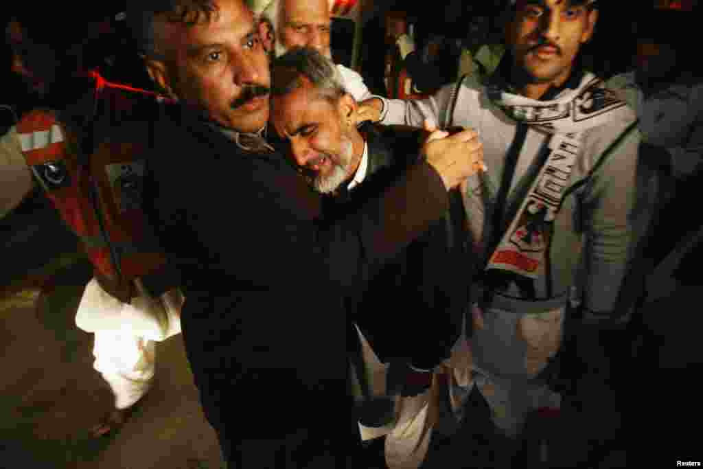 ایک شخص شدت غم سے نڈھال