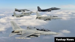 5일 한국 청주시 17전투비행단 공군기지 등에서 진행된 전역급 종합전투훈련인 '소어링 이글(Soaring Eagle) 훈련'에서 전투기들이 편대 비행을 하고 있다. 