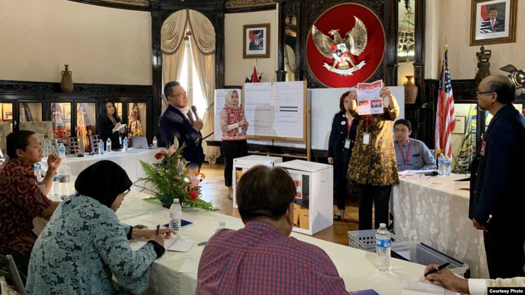 Proses perhitungan surat suara di KBRI Washington DC, Rabu (17/4). 