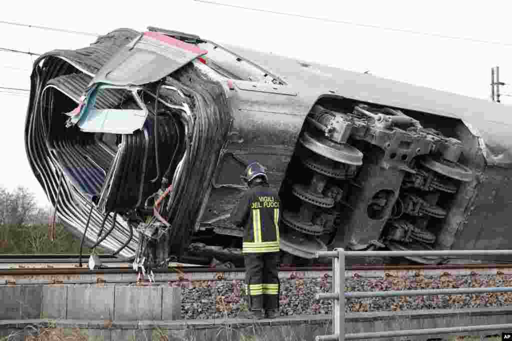 قطار سریع السیر در شمال ایتالیا دچار حادثه شد که ۲ کشته و ۲۷ زخمی برجای گذاشت.&nbsp;