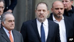 Harvey Weinstein deja la Corte Suprema de Nueva York el jueves 20 de diciembre. El juez James Burke permitió que su caso de agresión sexual avanzara.