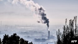 Asap mengepul dari cerobong asap dari sebuah pabrik di Lyon, Prancis tenggara, 15 Oktober 2021. (AFP)