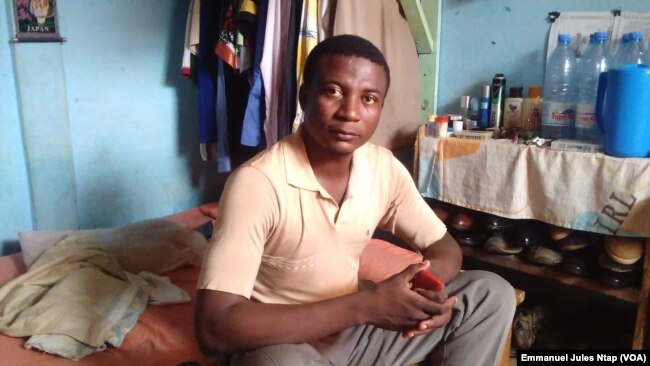 Mayele Cyriaque, étudiant boursier HCR au Cameroun, dans sa modeste chambre à Yaoundé.