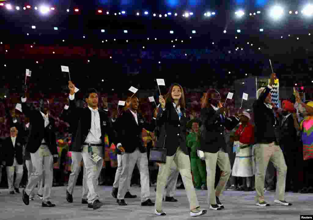 A equipa dos Refugiados entra na arena do estádio do Maracanã na abertura dos Jogos Olímpicos do Rio. 5 de Agosto de 2016.