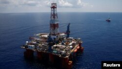 Anjungan lepas pantai pengeboran minyak dan gas JDC Hakuryu-5 drilling di Laut China Selatan, lepas pantai Vung Tau, Vietnam, 29 April 2018.