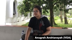 Yael Stefany Sinaga, penulis cerpen LGBT yang juga Pimpinan Umum SUARA USU, Selasa, 26 Maret 2019. (Foto: Anugrah Andriansyah/VOA)