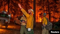 Bomberos se preparan para combatir un incendio cerca de Chelan, estado de Washington.