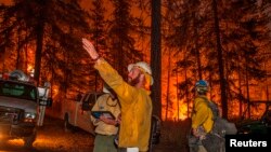 Petugas pemadam kebakaran bersiap menghadapi kebakaran hutan dekat Chelan, negara bagian Washington (16/8).