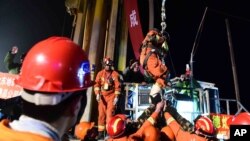 山东省平邑县石膏矿坍塌事故发生36天后第一名矿工从坍塌的矿中被解救出来。（2016年1月29日）